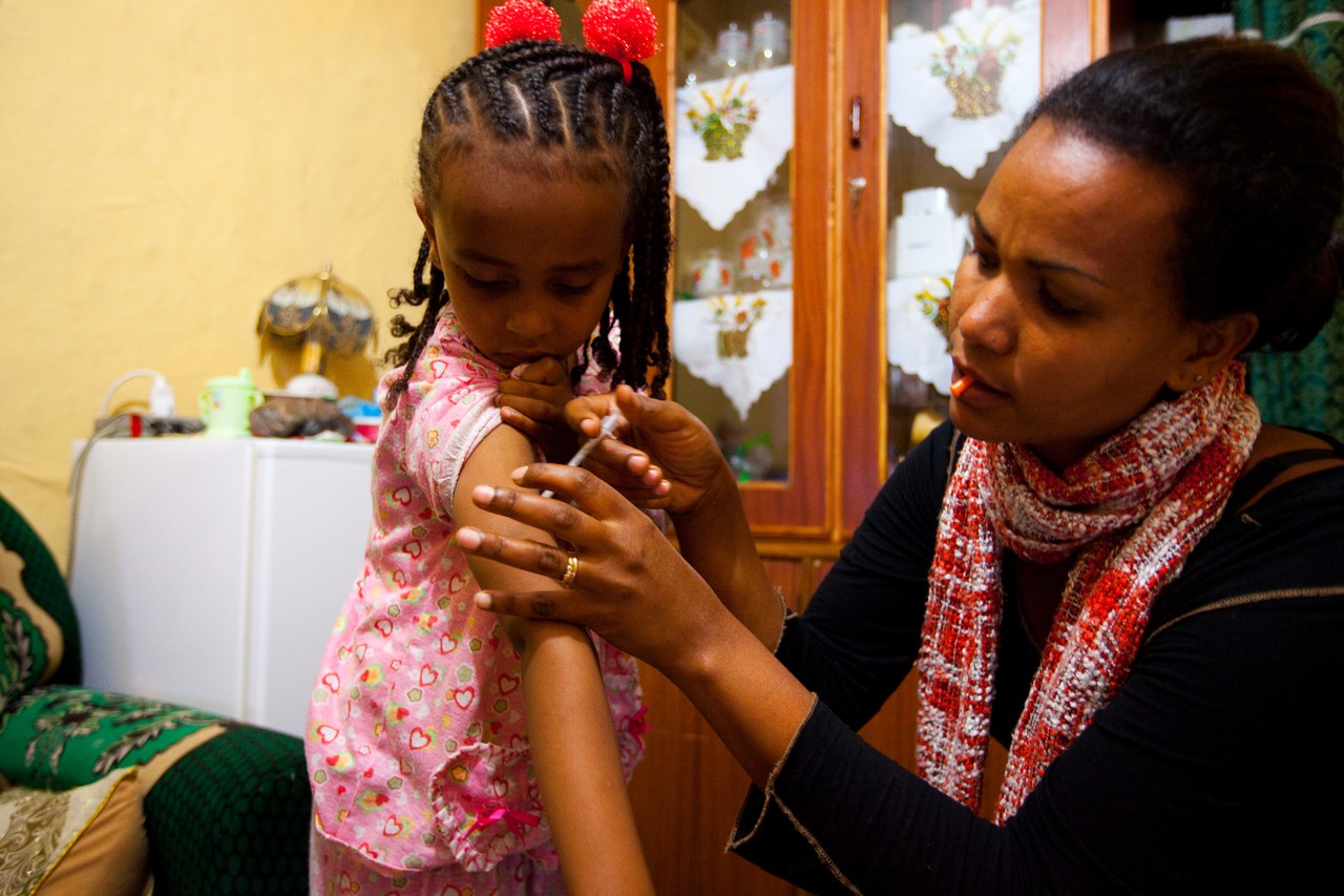 Saba Samuel e sua mãe. Saba mora na Etiópia e tem diabetes tipo 1.